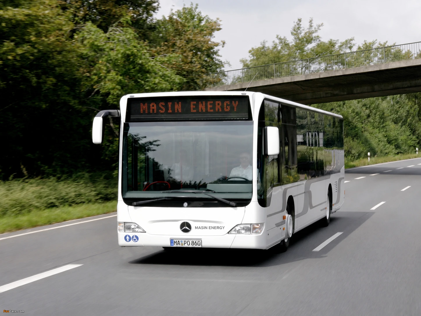 Referință vizuală: autobuz Mercedes Citaro alb