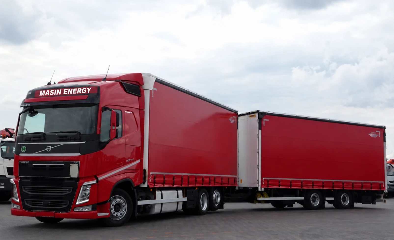 Referință vizuală: Volvo FH tandem roșu, cu remorcă roșie